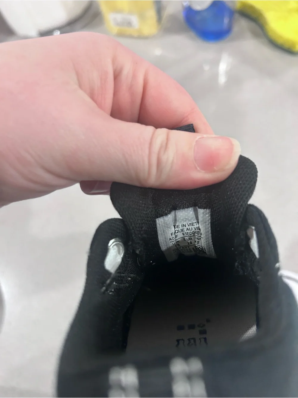 Converse Kids Low Top Sneakers - Black and White Sz 8 EUC